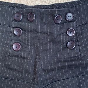 Shorts Mid waist cuffed button black pin-stripes